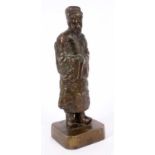 CHINESISCHER MÖNCH Patinierte Bronze eines bärtigen Mannes mit reich verziertem Gewand. H.22cm A