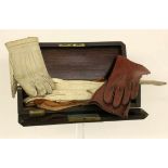 SCHATULLE MIT HANDSCHUHEN um 1900 Furnierter Holzkasten mit Messingeinlagen. Mit 6 Paar