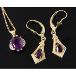 SCHMUCKGARNITUR MIT AMETHYSTEN 585/000 Gelbgold. Bestehend aus Paar Ohrringen und Anhänger mit