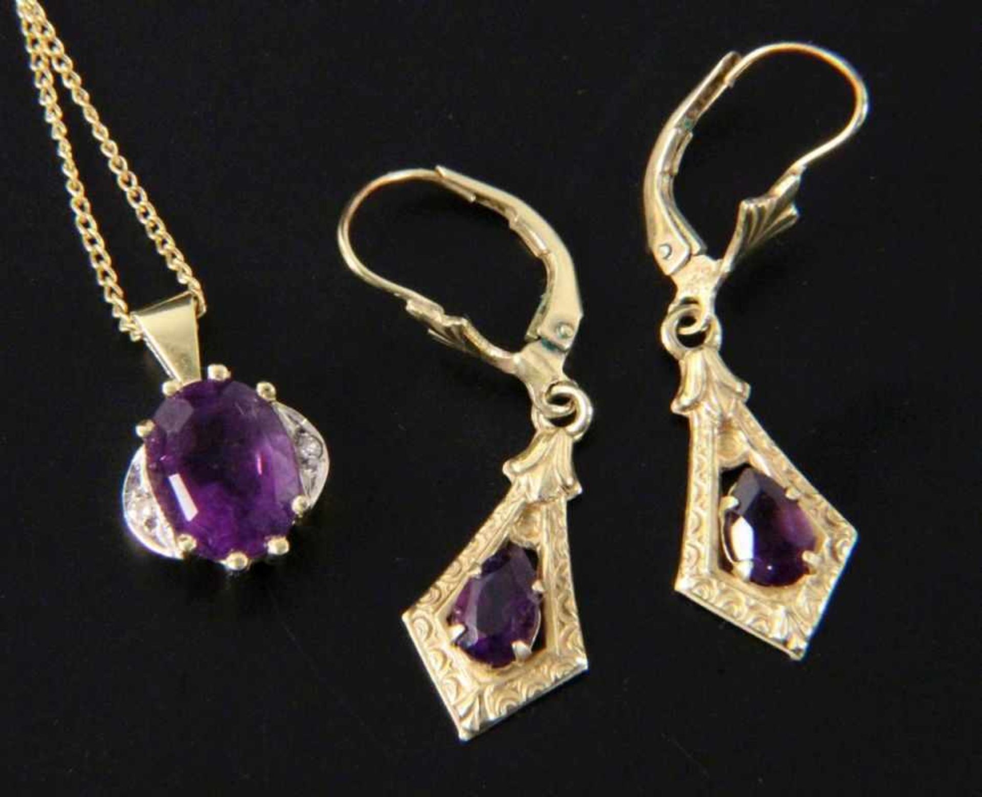 SCHMUCKGARNITUR MIT AMETHYSTEN 585/000 Gelbgold. Bestehend aus Paar Ohrringen und Anhänger mit