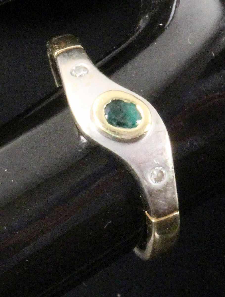 MODERNER DAMENRING 585/000 Gelb- und Weißgold mit einem Brillanten von 0,02ct und einem Saphir von