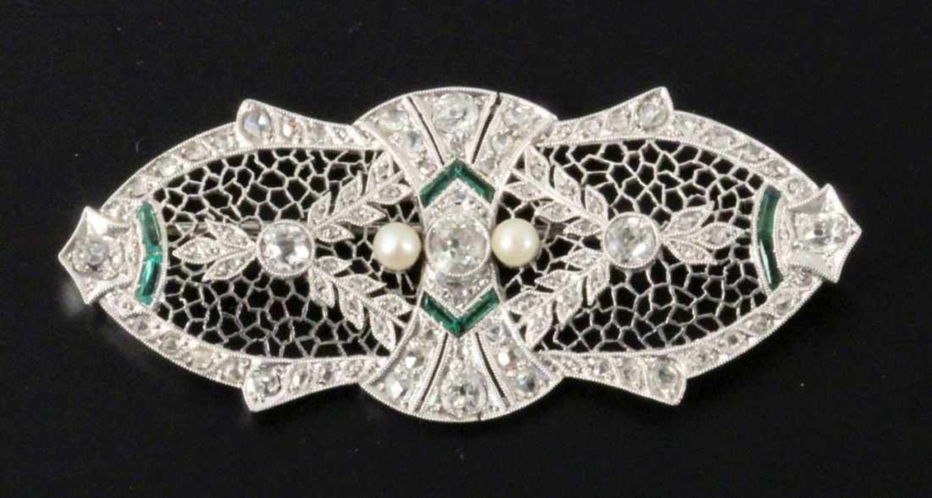 ART DECO DIAMANTBROSCHE Platin mit 7 Brillanten im Altschliff und Besatzdiamanten von zus. ca. 1,