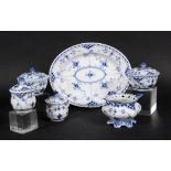 MUSSELMALET Royal Copenhagen Lot von 6 Teilen. Ovale Platte, 2 Deckeldosen, 2 Deckeltassen und