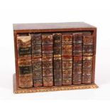 BRIEFSCHATULLE in Form alter Bücher. Holz mit Lederbezug. 18,5x26x18cm