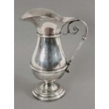 SCHENKKANNE Versilbertes Metall. H.25,5cm A JUG Silver-plated metal, 25.5cm high.