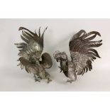 PAAR KAMPFHÄHNE ALS TISCHDEKORATION Versilbertes Metall. 39cm A PAIR OF GAME COCKS AS TABLE