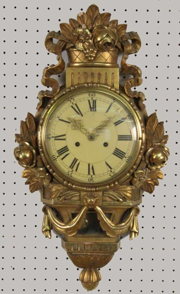 WANDUHR IM BAROCKSTIL Schweden. Vergoldetes Holz mit Pendulenwerk und Schlag auf Tonfeder. H.67cm