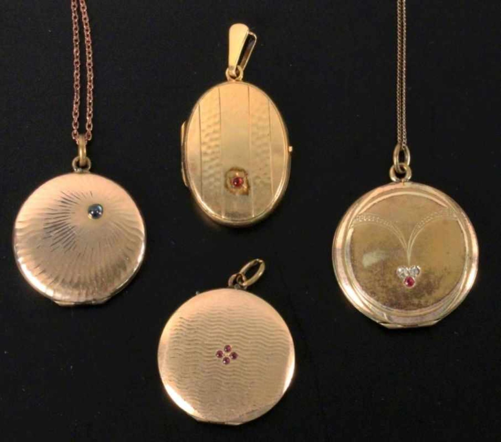 LOT VON 4 MEDAILLONS um 1900 3 mit Kette. Vergoldet.