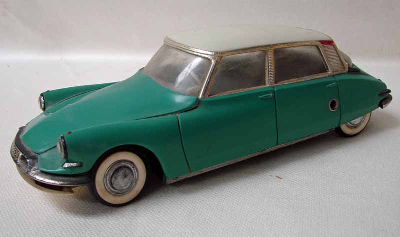 Gé Gé (France) a jade green and white plastic model Citroen DS19, battery powered friction motor,