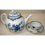 An early Worcester blue and white teapot and cover, painted in Mansfield pattern, the cover with