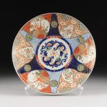 A LARGE JAPANESE IMARI PORCELAIN CHARGER, MEIJI PERIOD (1868-1912), enameled in traditional colors