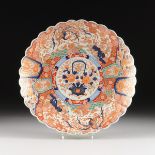 A LARGE JAPANESE IMARI PETAL RIMMED PORCELAIN CHARGER, MEIJI PERIOD (1868-1912), painted in