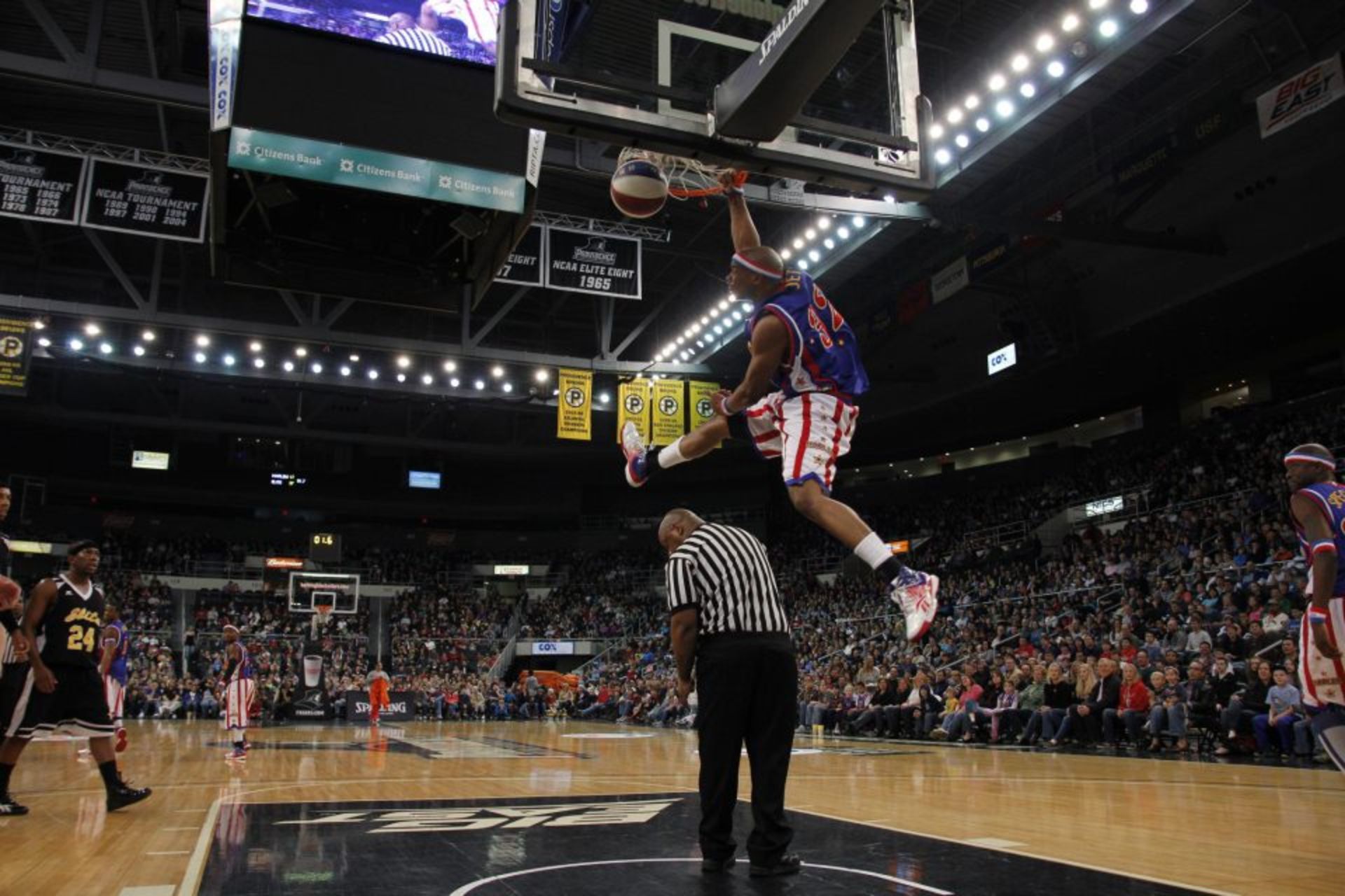 VIP experience watching the world famous Harlem Globetrotters in London for four guests - Image 2 of 3