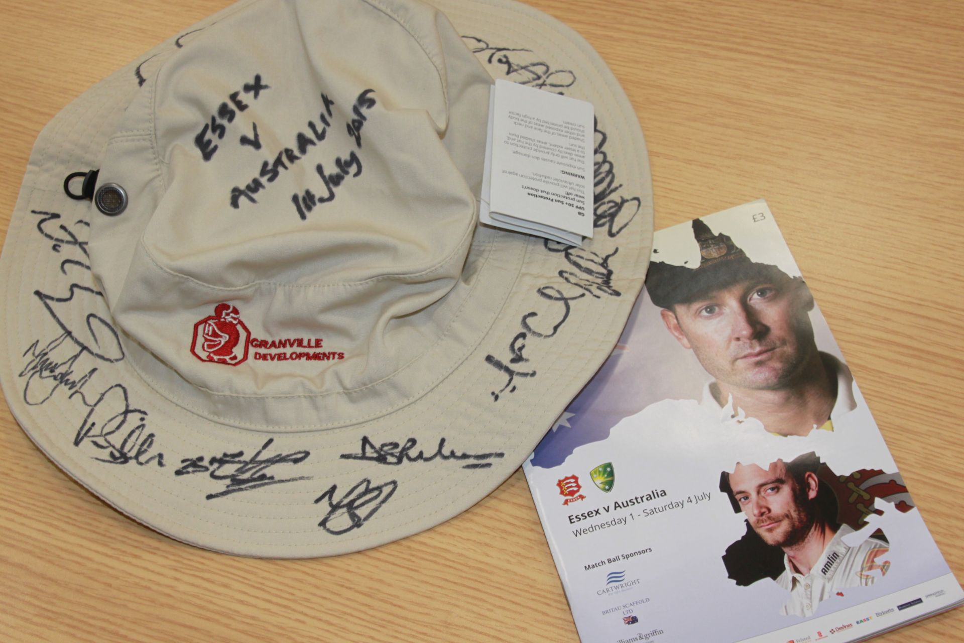 Signed hat by the 2015 Australian Cricket Team - Image 3 of 3