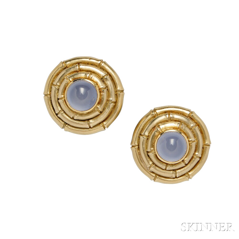 18kt Gold and Cabochon Blue Chalcedony Earclips, Nicholas Varney, each set with a circular - Bild 2 aus 2