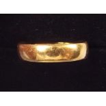 A 22 carat gold wedding band, 4.2g