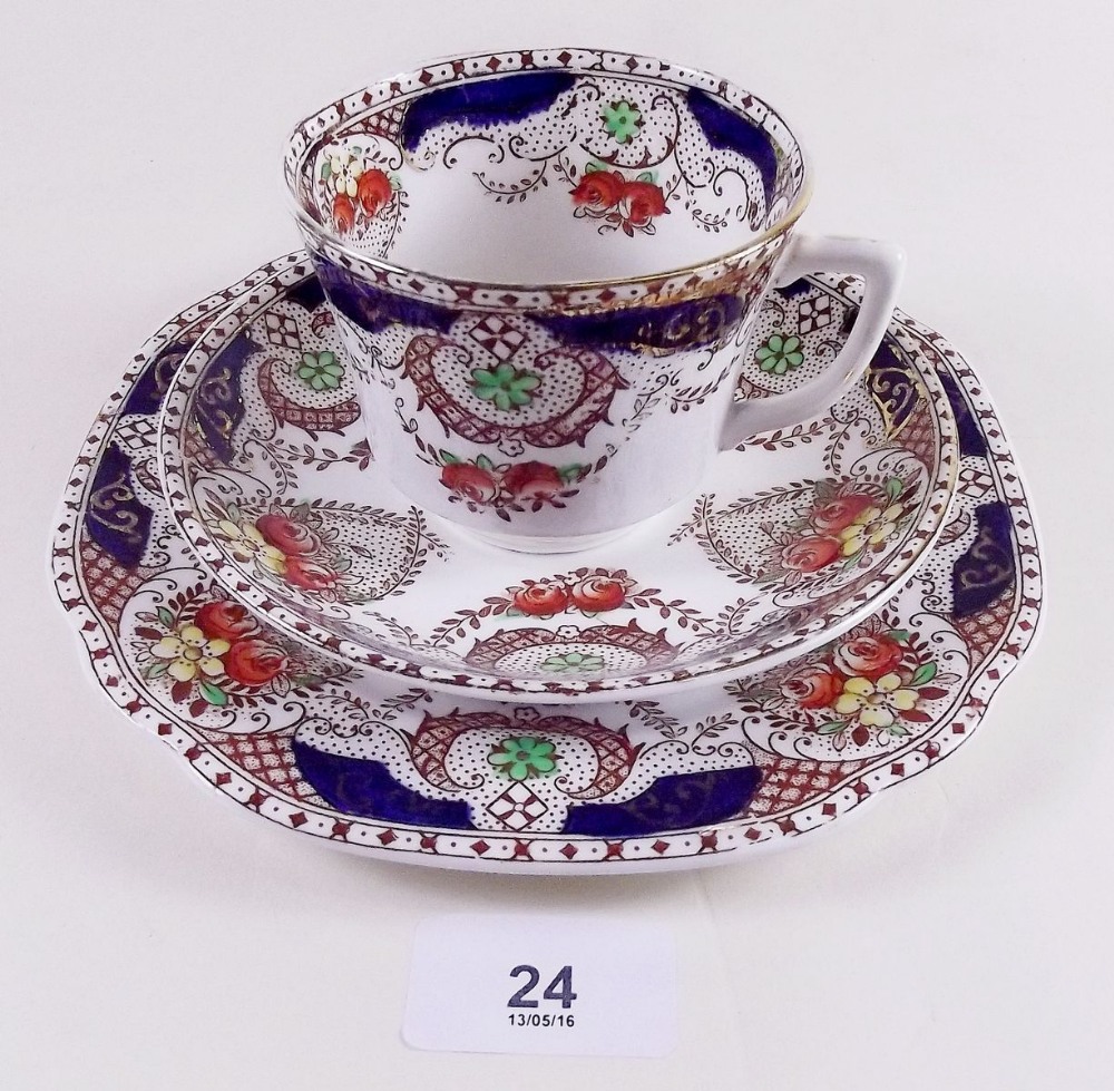 An Edwardian tea service decorated swags comprising four cups and saucers, four tea plates and two