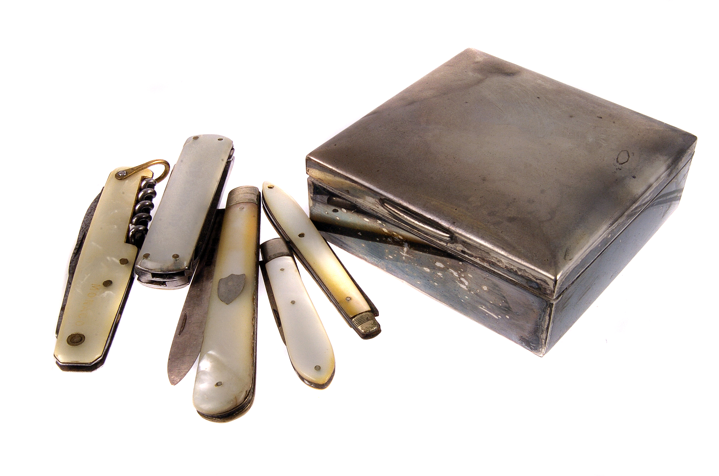 A group of MOP pen knives,  two with silver blades, together with two silver thimble, and an 800