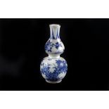 An 18th century Chinese porcelain double gourd vase, with rock and peony decoration 13.3cm H