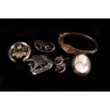 A collection of gold, silver and other items of jewellery,  to include a pair of fencing interest