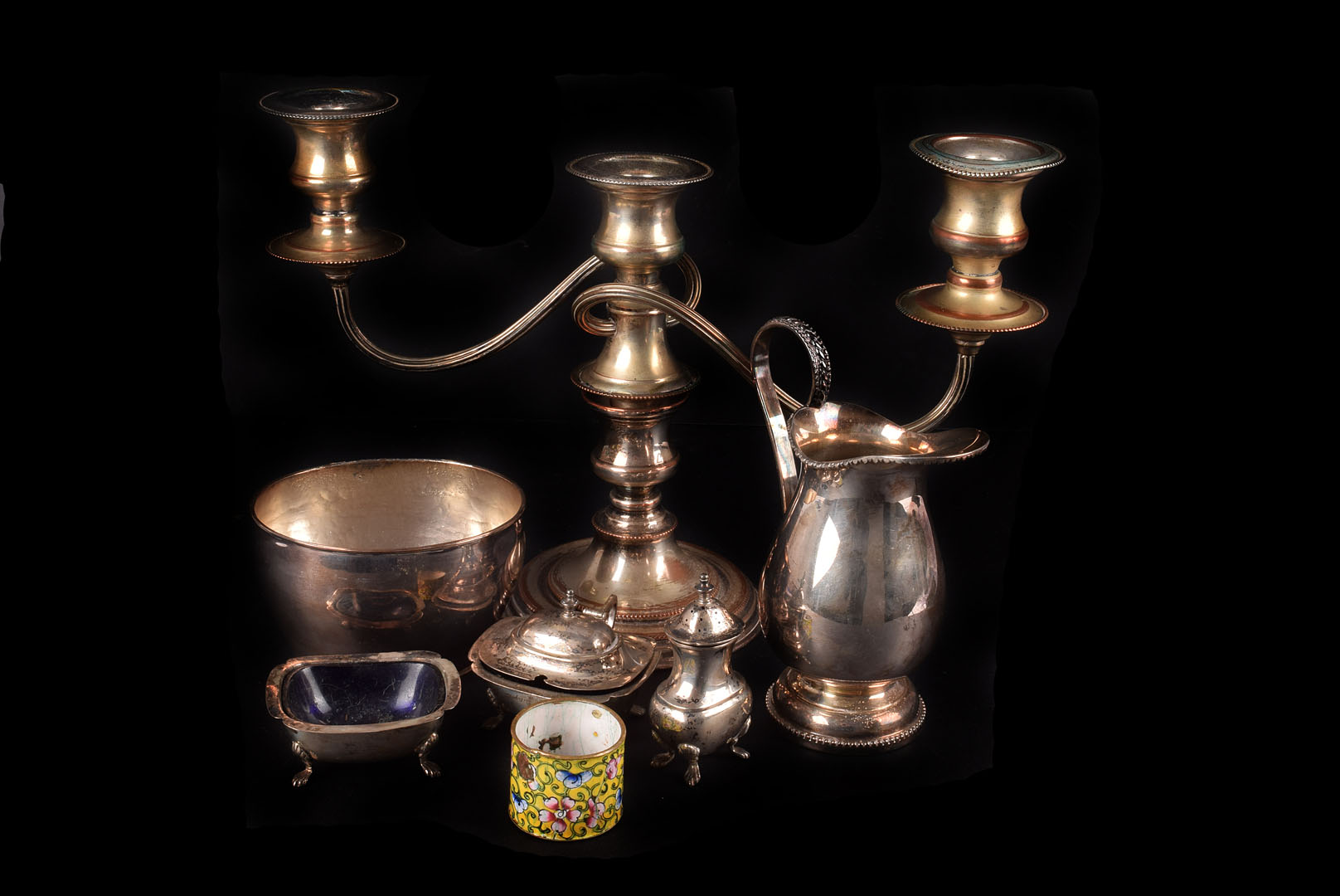 A collection of silver and silver plated items, including a modern silver three piece cruet set, a