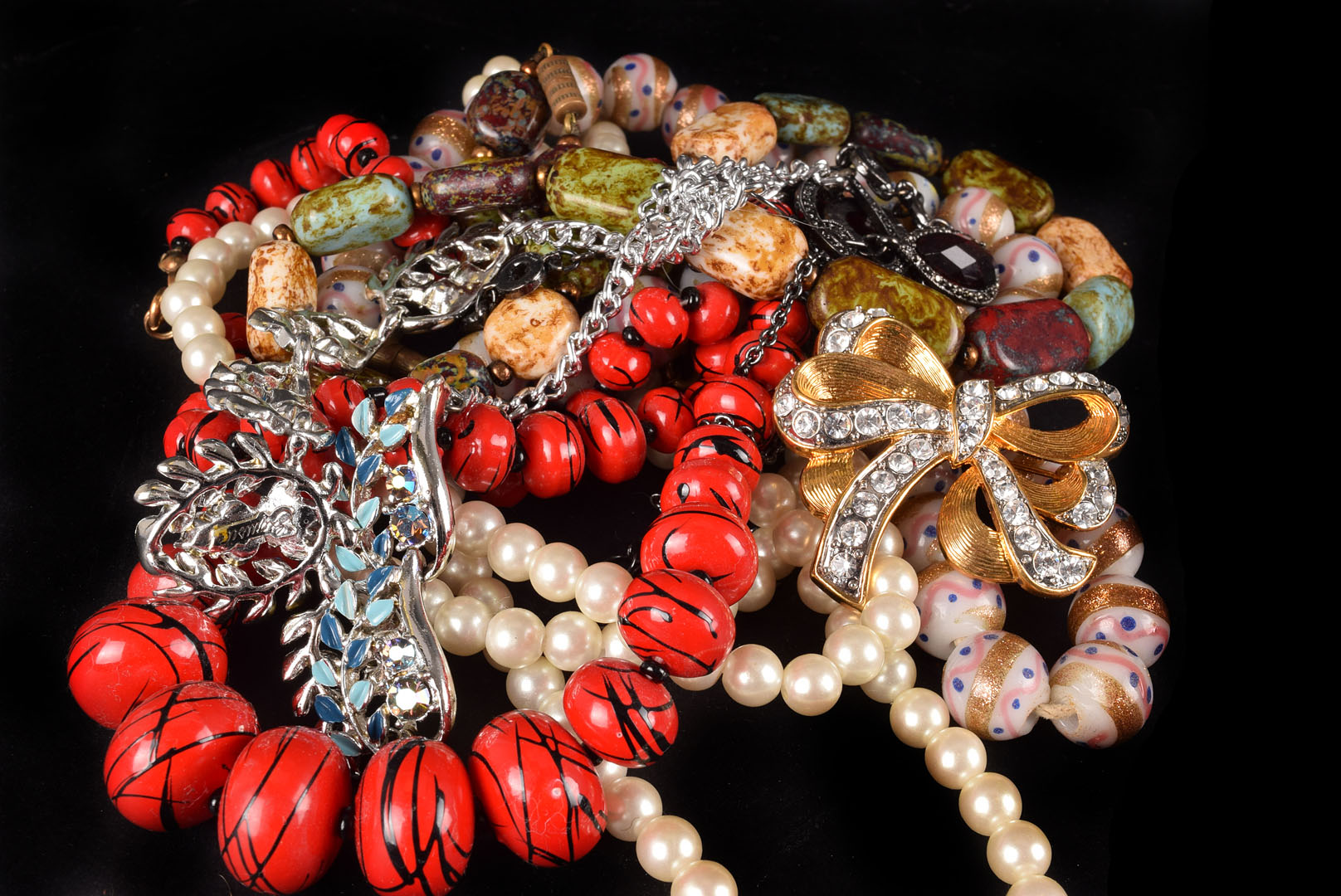 A quantity of costume jewellery, including simulated pearls, brooches, and other items