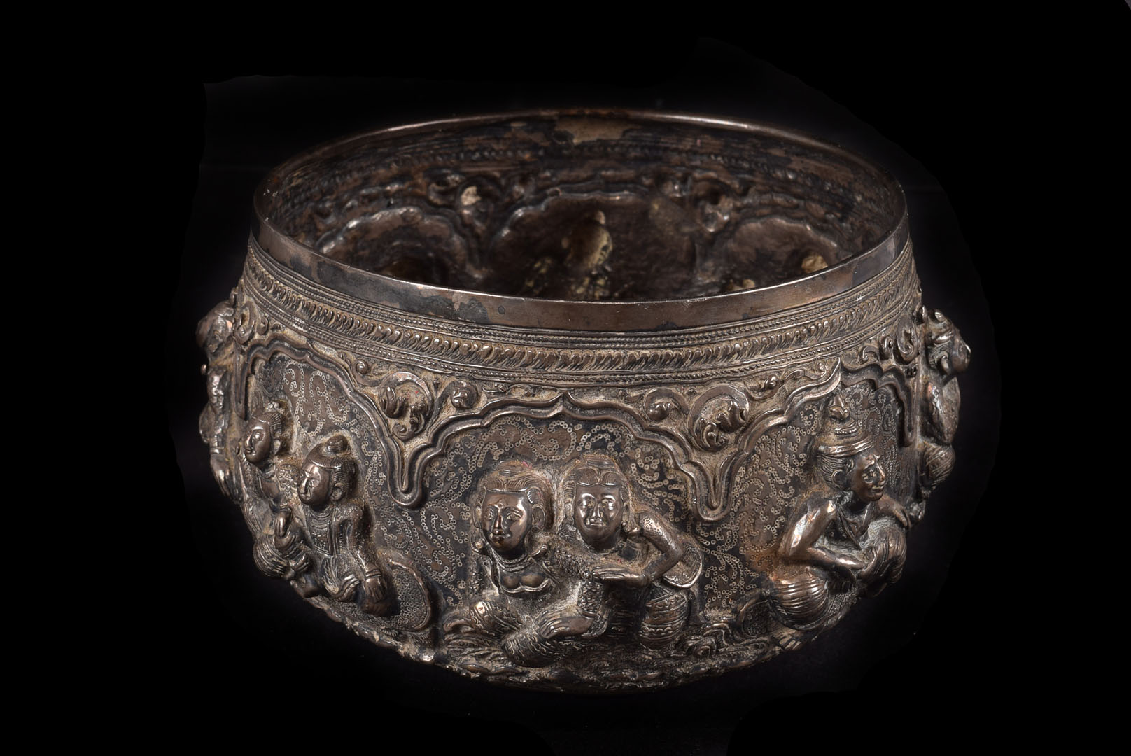 An Edwardian period Indian white metal bowl, having ornate raised and incised designs of animals and