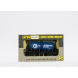 Rare Wrenn 00 Gauge Wagon, W.5095 'Express Dairies' 6 Wheeled Milk Tanker, only 449 made, in