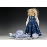 A Bisto of England Willow pattern doll’s dinner service, including three tureens, three graduated