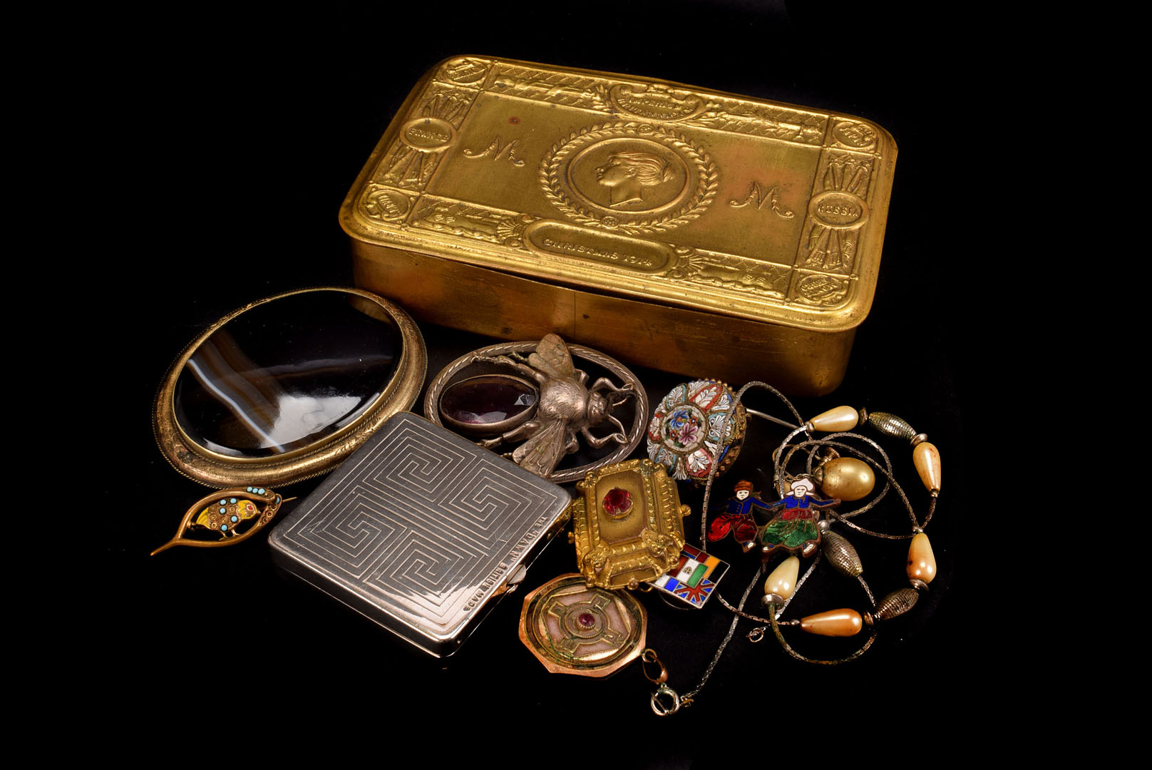 A collection of Jewellery and other items, to include a 1914 WWI Christmas tin, merchant Naval