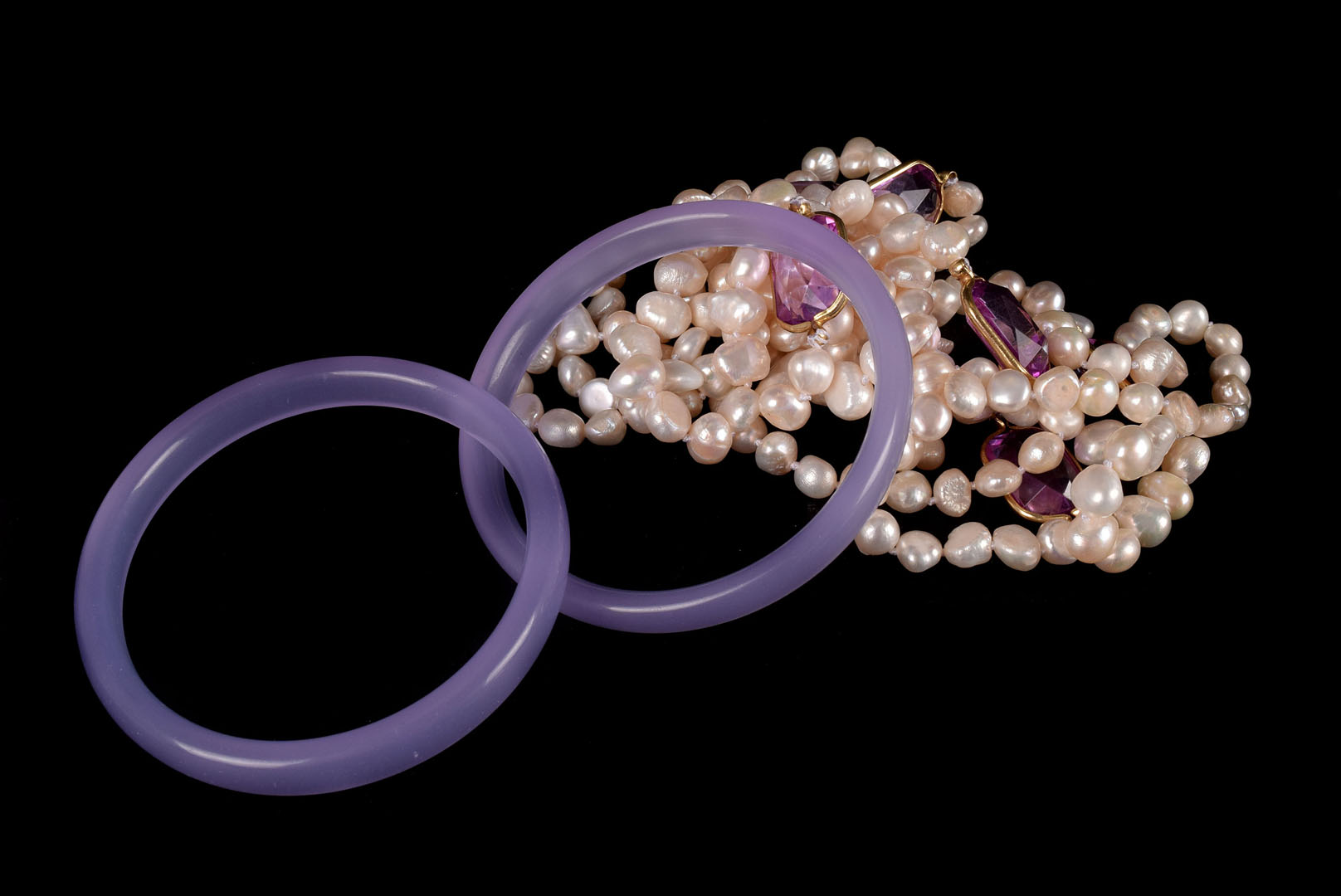 A Fresh water pearl and paste necklace, together with two lavender Jade bangles.(3)