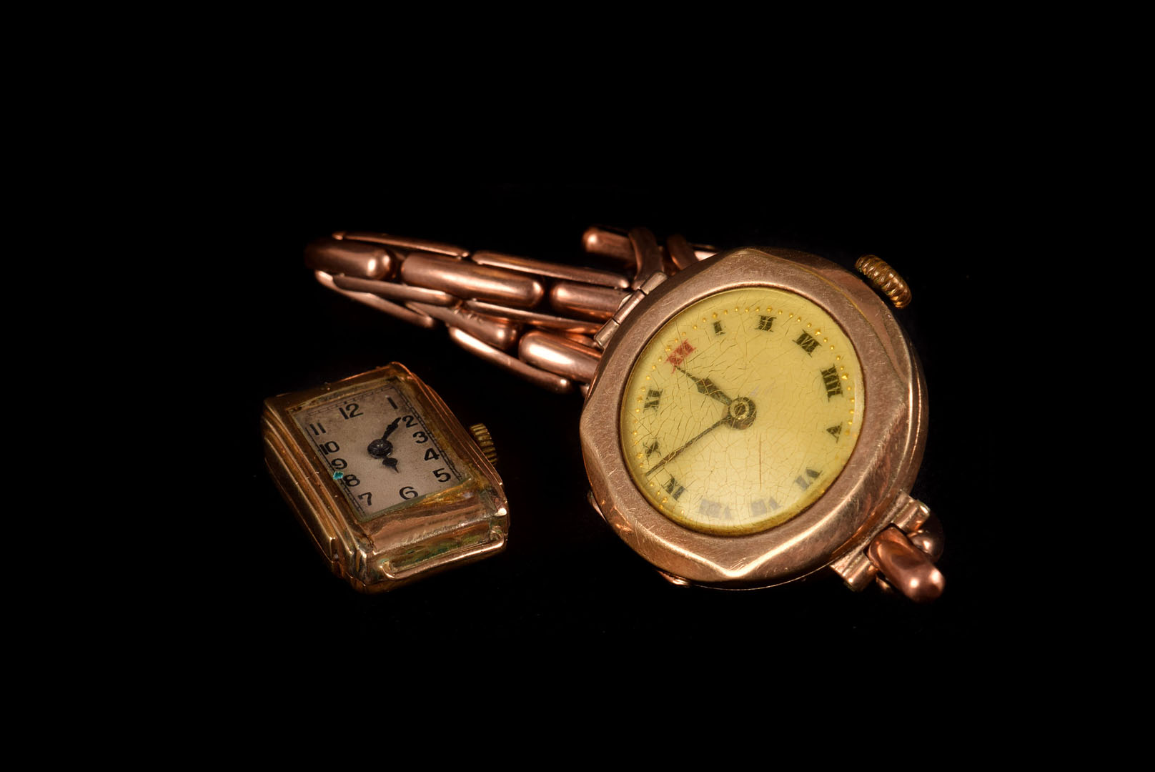 A 1930s 9ct gold gentleman's wristwatch, on expandable strap, together with a 9ct gold ladies