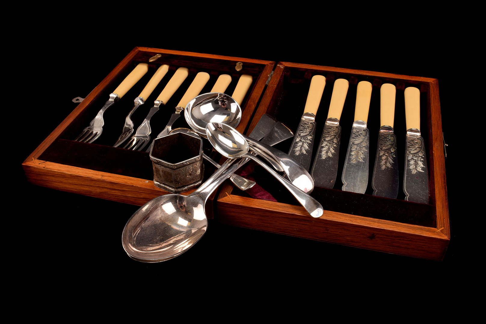 A Collection of silver plated flatware, inc cased fish service, cased cake knifes and silver