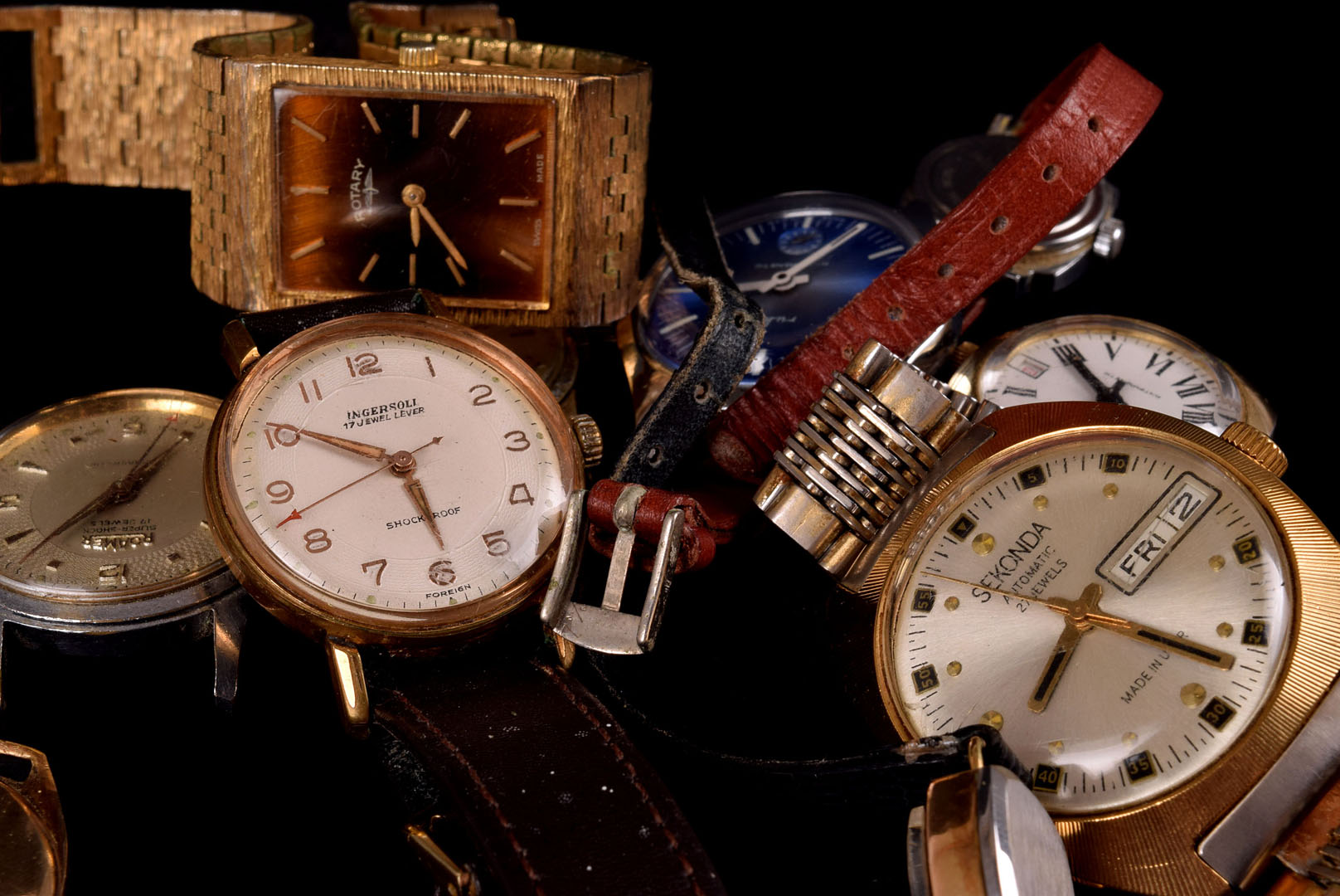 An assortment of gents and ladies wristwatches, including a 9ct gold mid size Avia gents wrist