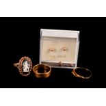 A 9ct gold wedding band, a 15ct gold dolphin ring, a Wedgwood ring, and earrings (parcel)