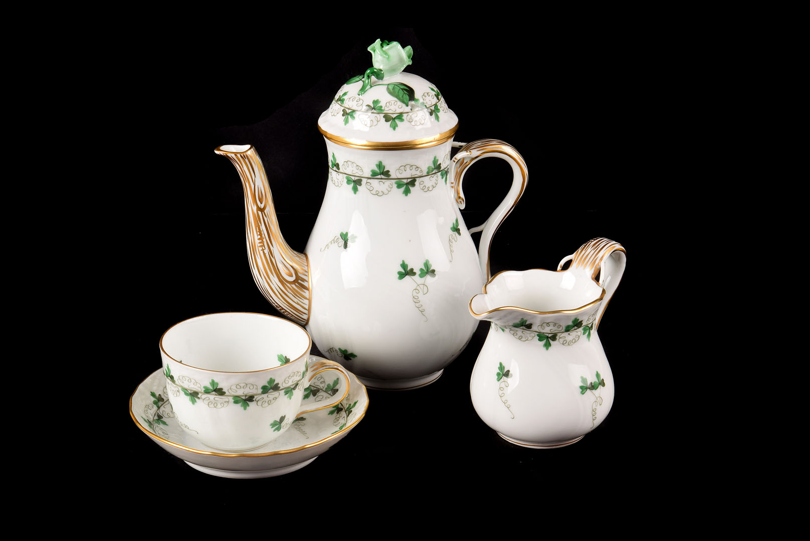 A Herend part tea set, in green Rose and twining ivy pattern, consisting of tea pot, milk and