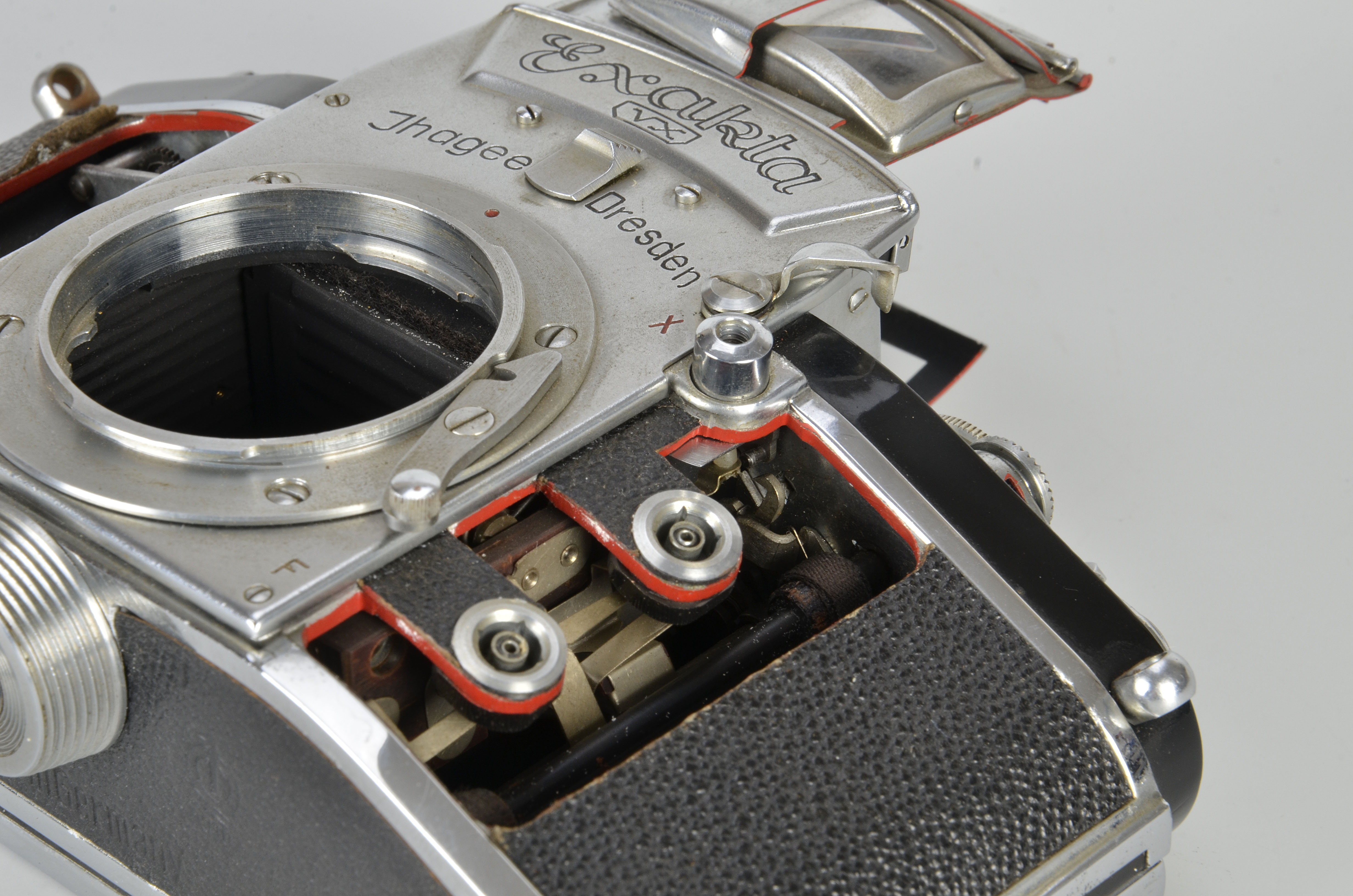 An Ihagee Exakta Varex VX Cut-Away Model, chrome, serial no. 000101, with cut-way panels showing - Image 3 of 5