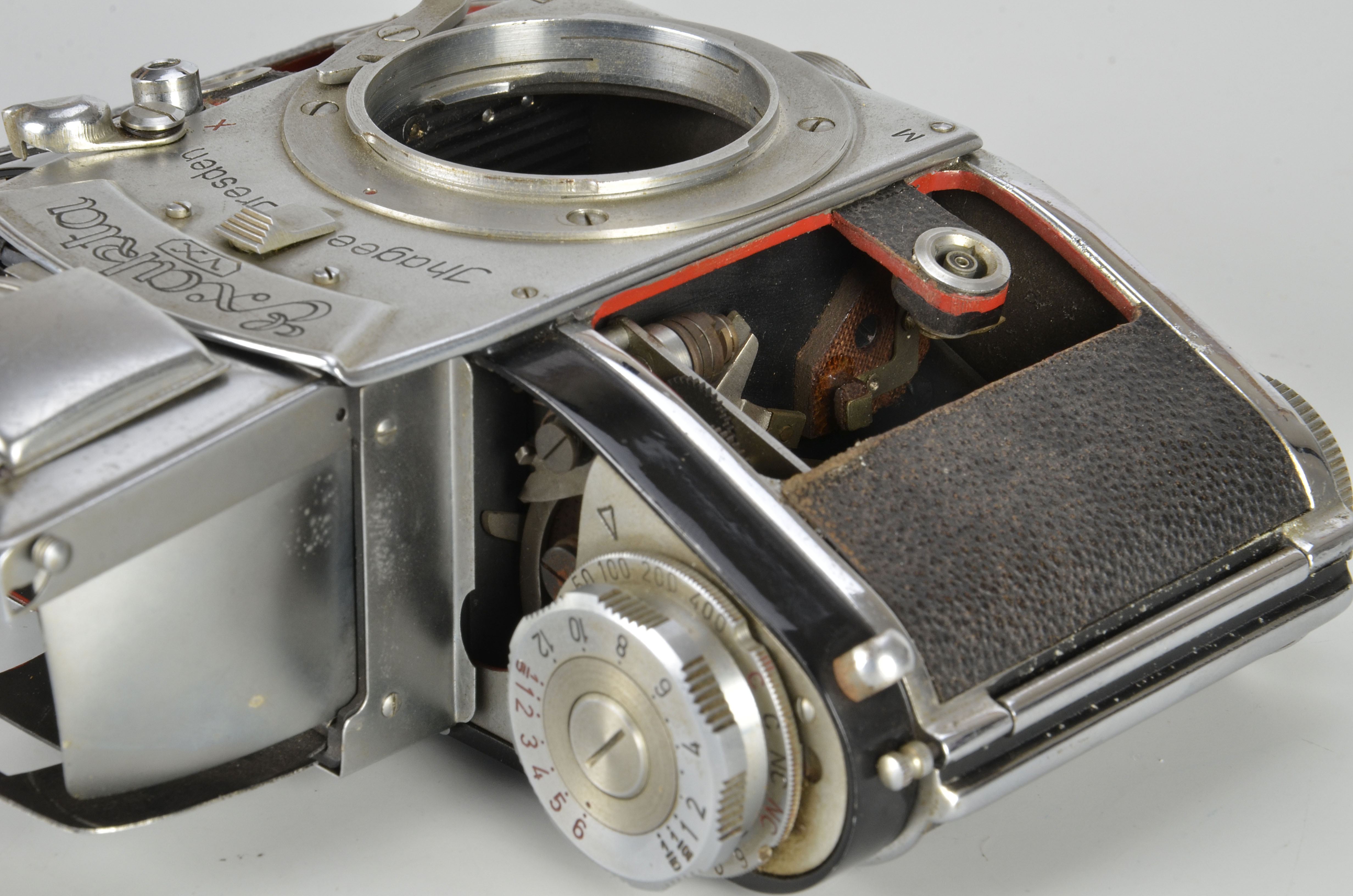 An Ihagee Exakta Varex VX Cut-Away Model, chrome, serial no. 000101, with cut-way panels showing - Image 4 of 5