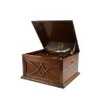 Table grand gramophone: an HMV model 104 in oak case, with 5a soundbox (no winder, slight damage