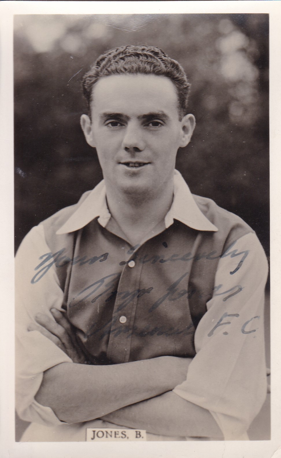 ARSENAL / BRYN JONES AUTOGRAPH Scarce portrait postcard issued by official Arsenal photographers