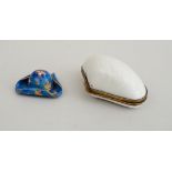 CHELSEA RED ANCHOR GILT-METAL-MOUNTED PORCELAIN CLAM SHELL BOX AND AN ENAMEL TRICORN HAT-FORM BOX