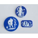 THREE WEDGWOOD BLUE JASPERWARE POTTERY SMALL MOUNTS AND A BLACK BASALTES SEATED FIGURE