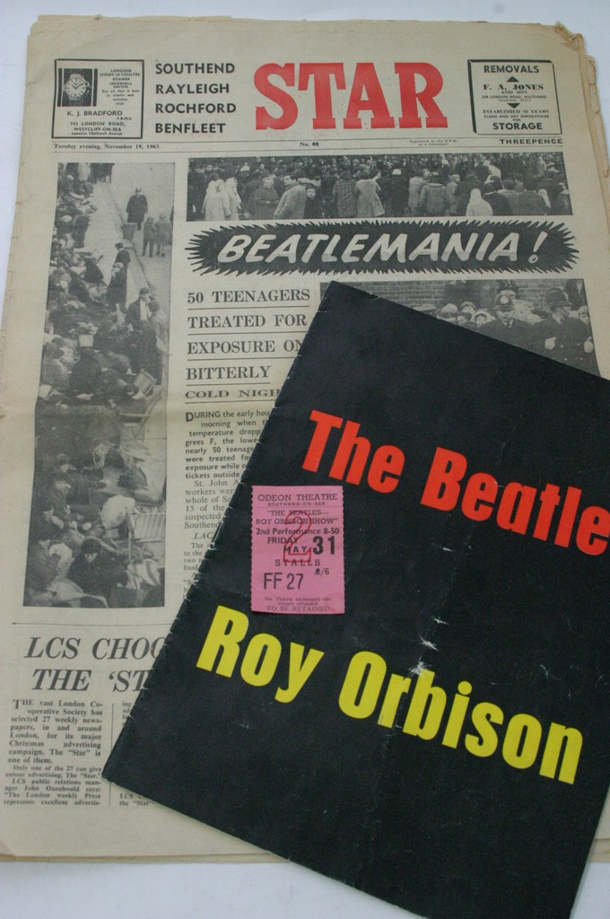A collection of Beatles magazines and memorabilia - Image 2 of 3
