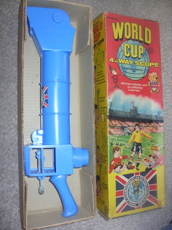 World Cup Willie Boxed Periscope: Made by Marx's Toys with 1965 FA patent in original box. Periscope