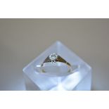 An 18ct diamond ring with white gold shank