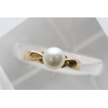 An 18ct gold ring set with a pearl.