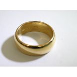 A ladies 22ct barrel shaped wedding ring, weighing