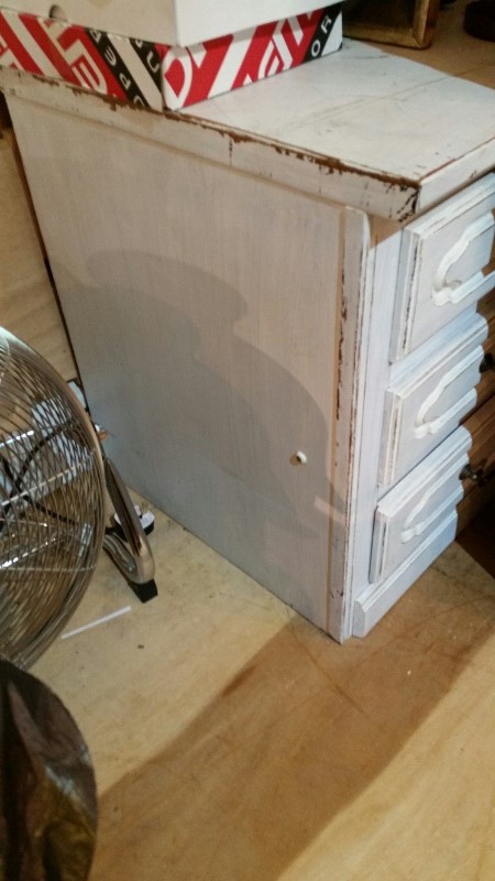 White painted low chest of drawers / coffee table. Three long drawers, in good order other than - Image 4 of 4