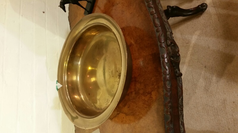 Large, decorative hand beaten brass bowl 47 cm diameter, 10cm high - Image 2 of 4