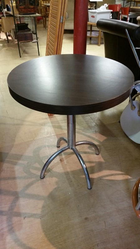 *Dark brown circular bistro table, pedestal chromed legs, for two people. Outdoor or indoor use. - Image 4 of 4